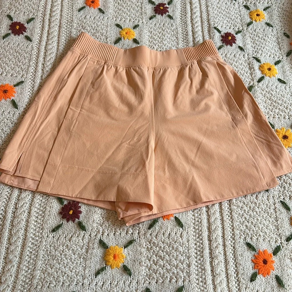 Lululemon Stretch Woven Relaxed-Fit High-Rise Short 4"
Peach Bellini - Picture 4 of 7
